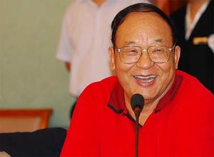 摘要汪海,高级经济师,大专文化,原双星集团董事长兼党委书记,自1974年